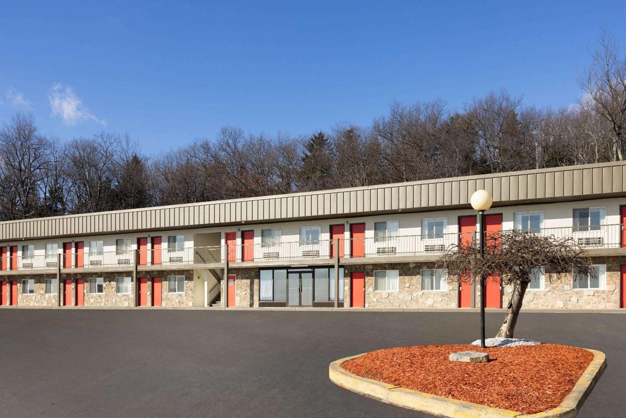 Motel Super 8 By Wyndham Hazleton Exterior foto